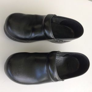 Dansco black clogs size 8W